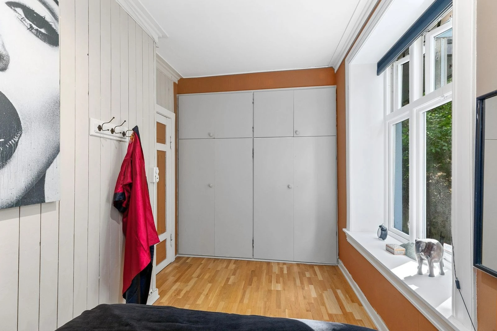 Hovedsoverom med innebygd garderobeskap